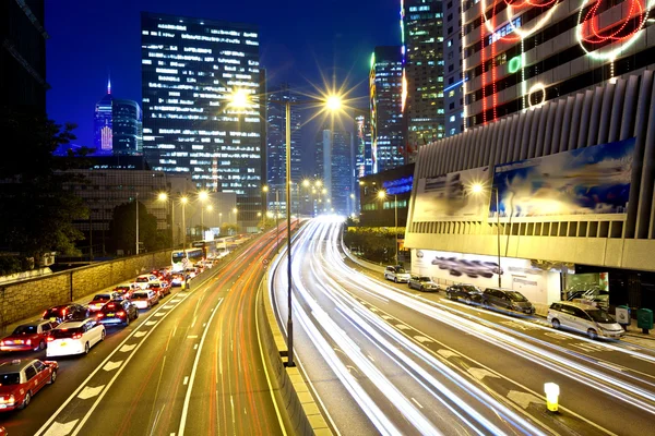 Tráfico en la ciudad moderna por la noche —  Fotos de Stock