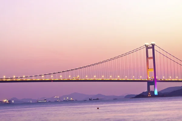 Hong Kong'da günbatımında köprü — Stok fotoğraf