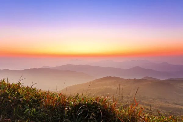 Lever de soleil majestueux dans un paysage montagneux — Photo