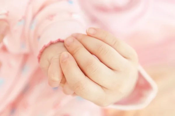 Baby Hand hält Mutter Hand — Stockfoto