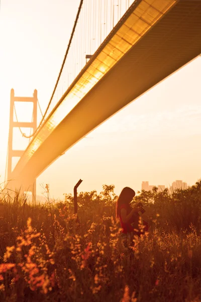 Female photographer under sunshine — Stock Photo, Image