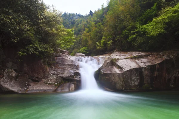 Hluboký lesní vodopád v wuyuan, Čína. — Stock fotografie