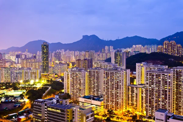 Hong Kong hacinados edificios bajo Lion Rock Hill — Foto de Stock