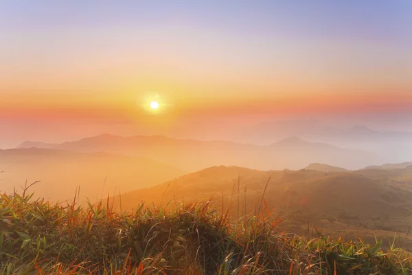 黎明日出山 — 图库照片