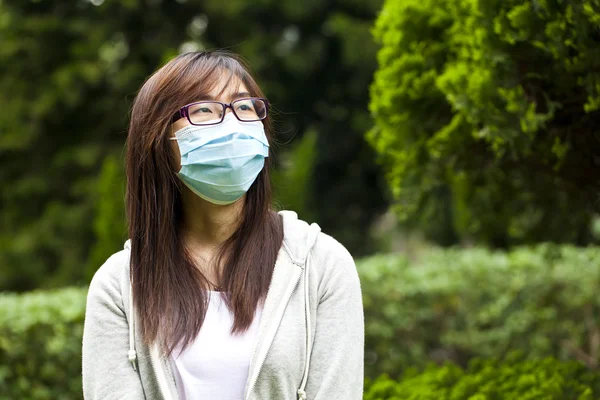 Mujer usar mascarilla al aire libre — Foto de Stock