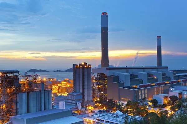 Centrale électrique au coucher du soleil — Photo