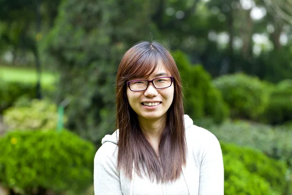Asiatisk kvinna med leende — Stockfoto