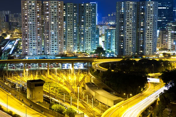 Autobahn und Verkehr in der Stadt bei Nacht — Stockfoto