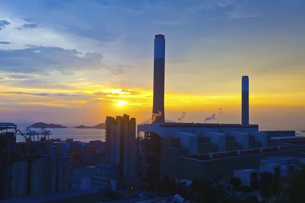 Central eléctrica ao pôr-do-sol — Fotografia de Stock