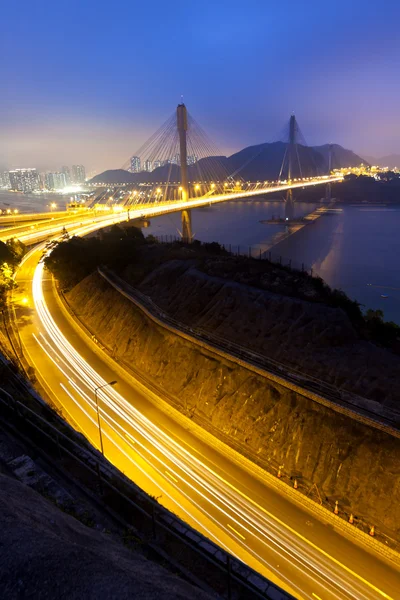 Autobahn und Brücke bei Nacht — Stockfoto