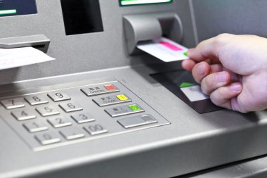 ATM kredi kartı banka makine içine çekilmeye takma el Pzt