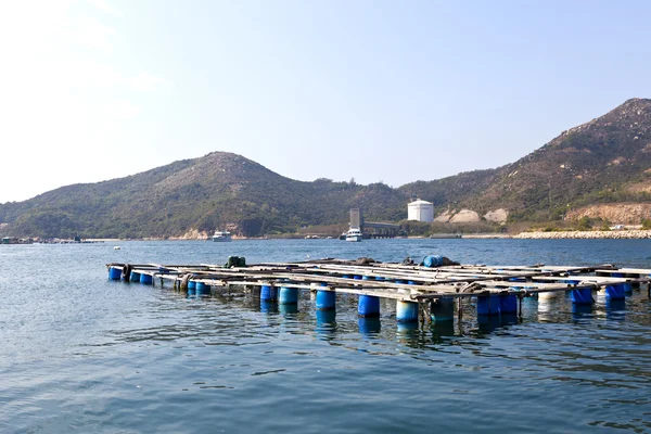 Fischernetze und Boote auf See — Stockfoto