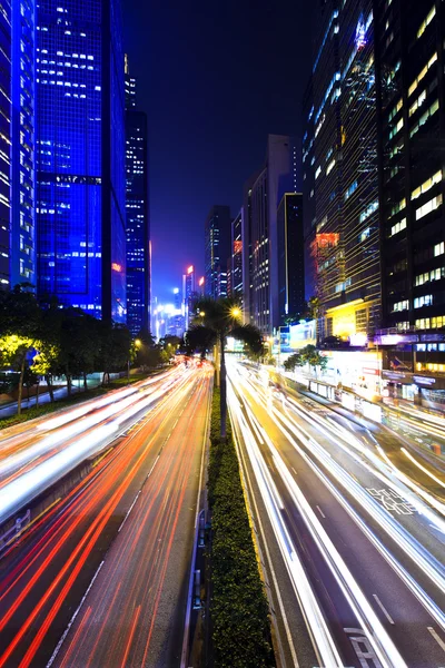 Verkeer in de stad 's nachts — Stockfoto