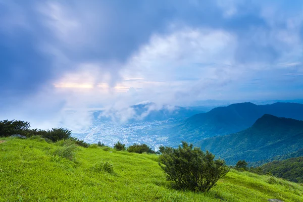 Puesta de sol en el paisaje de montaña en Hong Kong —  Fotos de Stock