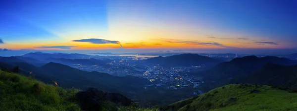 Majestoso pôr do sol na paisagem das montanhas — Fotografia de Stock