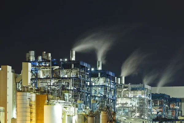 Нефтехимический завод ночью — стоковое фото
