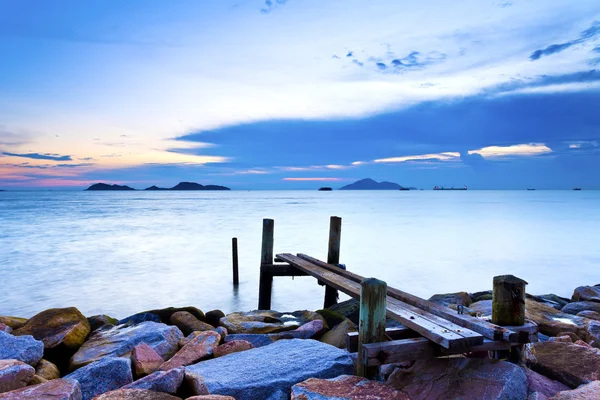 夕焼けの海の桟橋 — ストック写真