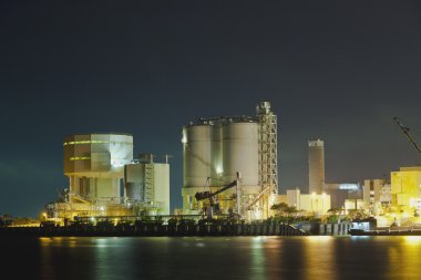gaz fabrika gece petrol tankları