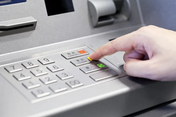 Menselijke hand met behulp van de ATM-machine — Stockfoto