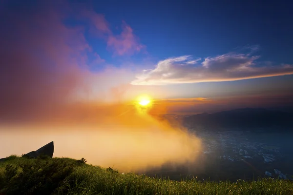 Hong Kong mountain sunset with clouds moving — Stock Photo, Image