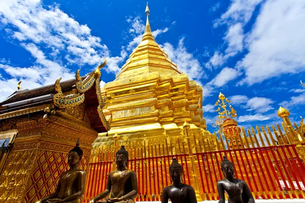 Temple de Thaïlande en journée ensoleillée — Photo