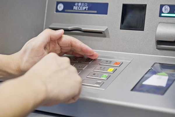 Hand med ATM Machine — Stockfoto