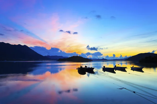 Salida del sol sobre el mar en Hong Kong — Foto de Stock