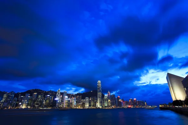 Victoria Harbor en Hong Kong por la noche — Foto de Stock