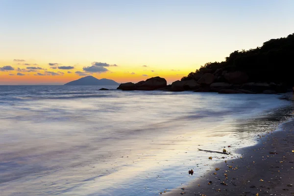 Sonnenuntergang am Strand mit schönem Himmel — Stockfoto