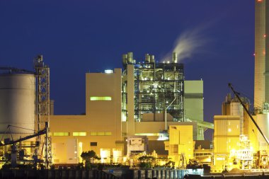 Geceleri Petrokimya fabrikası
