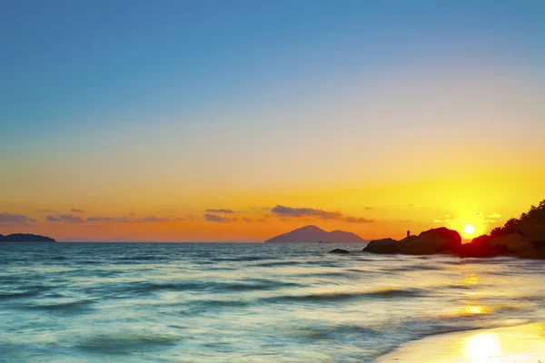 Cena de pôr do sol ao longo da costa — Fotografia de Stock