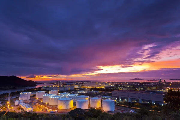 Tanque de óleo ao pôr-do-sol — Fotografia de Stock