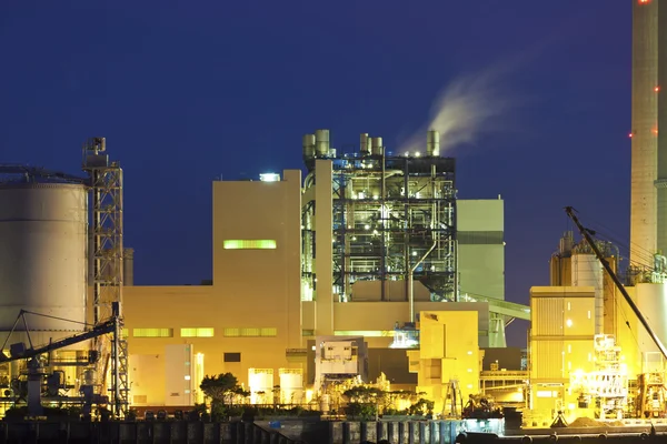 Geceleri Petrokimya fabrikası — Stok fotoğraf
