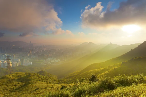 Sunset akşam sahne dağları boyunca — Stok fotoğraf