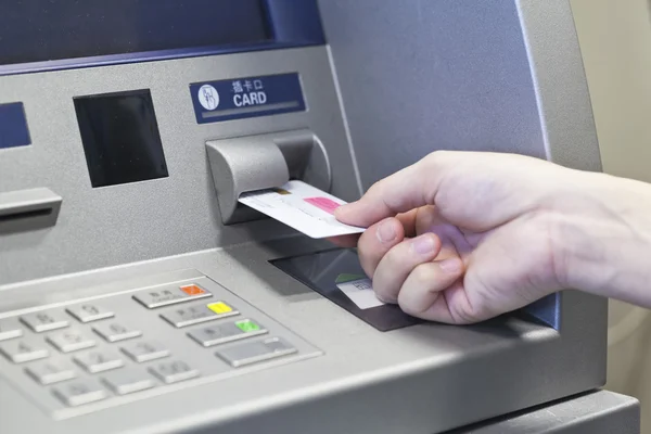 Mão tomando dinheiro na máquina de banco ATM — Fotografia de Stock