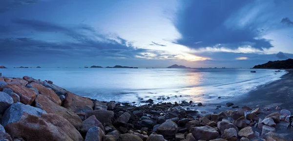 Puesta de sol del mar en la costa arenosa — Foto de Stock