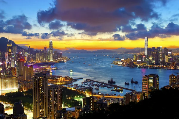 Hong kong paisaje urbano al atardecer —  Fotos de Stock