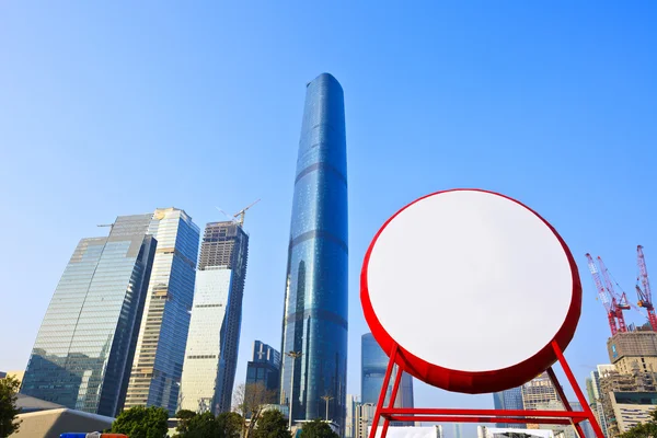 Tambor en blanco en la ciudad moderna con los edificios de fondo —  Fotos de Stock