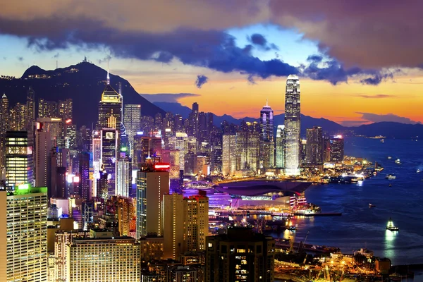 Zsúfolt belváros és épület a Hong Kong-ban, a naplemente — Stock Fotó