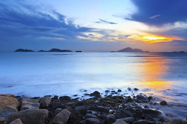 Isla puesta de sol a lo largo de costa — Foto de Stock