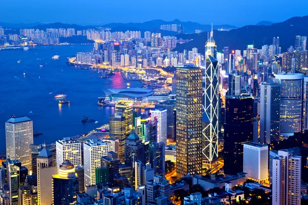 Cidade de Hong Kong vista noturna no pico — Fotografia de Stock