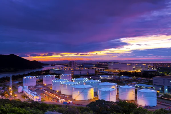 Промислові нафтові баки на заході сонця — стокове фото