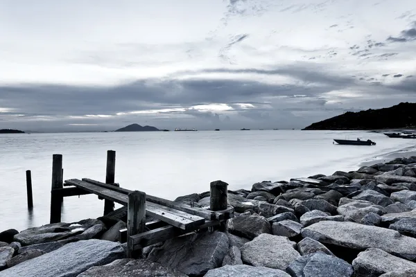 Černé a bílé fotografie oblohy a moře při západu slunce Stock Obrázky