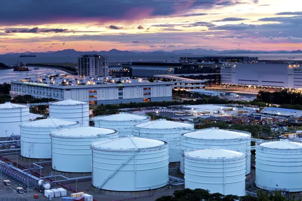 Tanques de refinería de petróleo y gas al atardecer Imágenes De Stock Sin Royalties Gratis