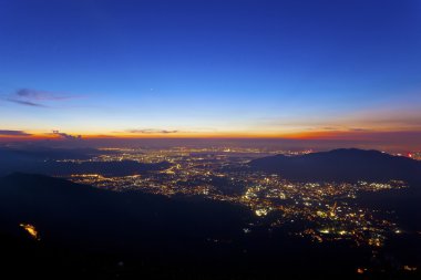şehir ışıkları, gece boyunca hong Kong dağların