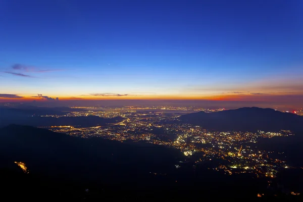 Hong Kong에 있는 산맥을 따라 밤에 도시의 불빛 — 스톡 사진