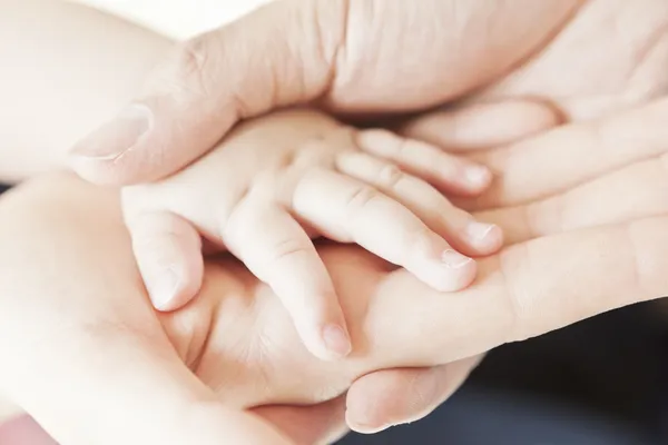 Μεγέθυνση του μωρό χέρι σε χέρι γονείς — Φωτογραφία Αρχείου