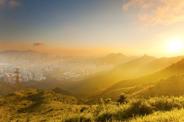 tepeler arasında dramatik günbatımı