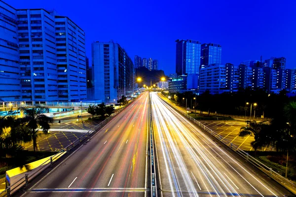 Bewegende auto's op de snelweg 's nachts — Stockfoto