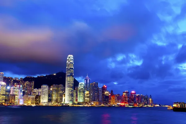 Красивая гавань Гонконга ночью — стоковое фото